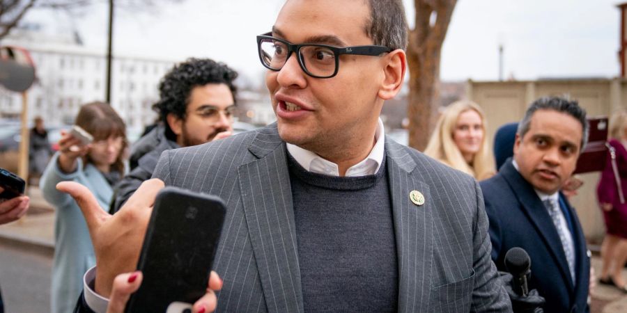 Der Abgeordnete George Santos verlässt eine Sitzung der Republikanischen Partei auf dem Capitol Hill.