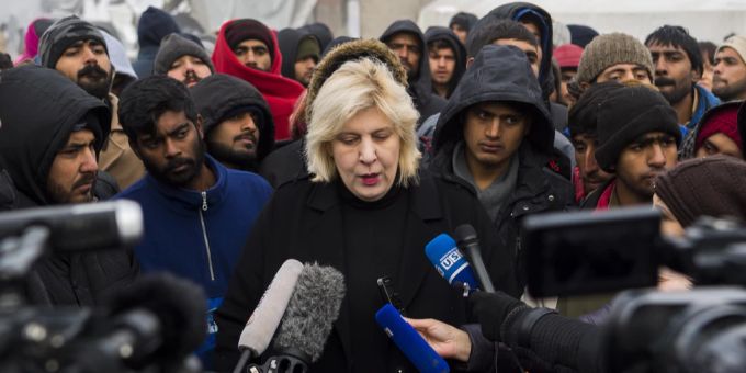 Dunja Mijatovic, die Menschenrechtskommissarin des Europarats, an einem verschneiten Wintertag im Flüchtlingslager Vucjak ausserhalb von Bihac im Nordwesten Bosniens und Herzegowinas, am 3. Dezember 2019.