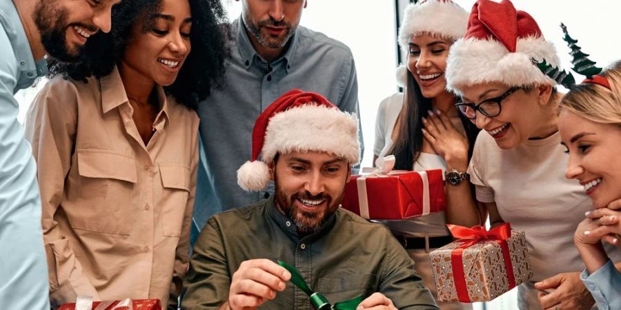 Geschenke an Weihnachten. Und im Mittelpunkt stehen.