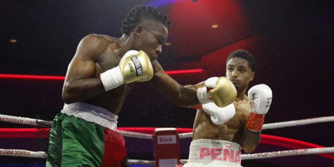 Der Berner Boxer Angelo Peña greift im Kursaal am 26. Dezember nach seinem ersten internationalen Titel. bern boxen