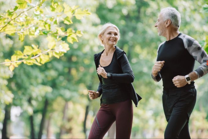 Auch gemeinsam Sport zu machen, kann das Durchhalten fördern. Mann, Sport, Motivation, Frau