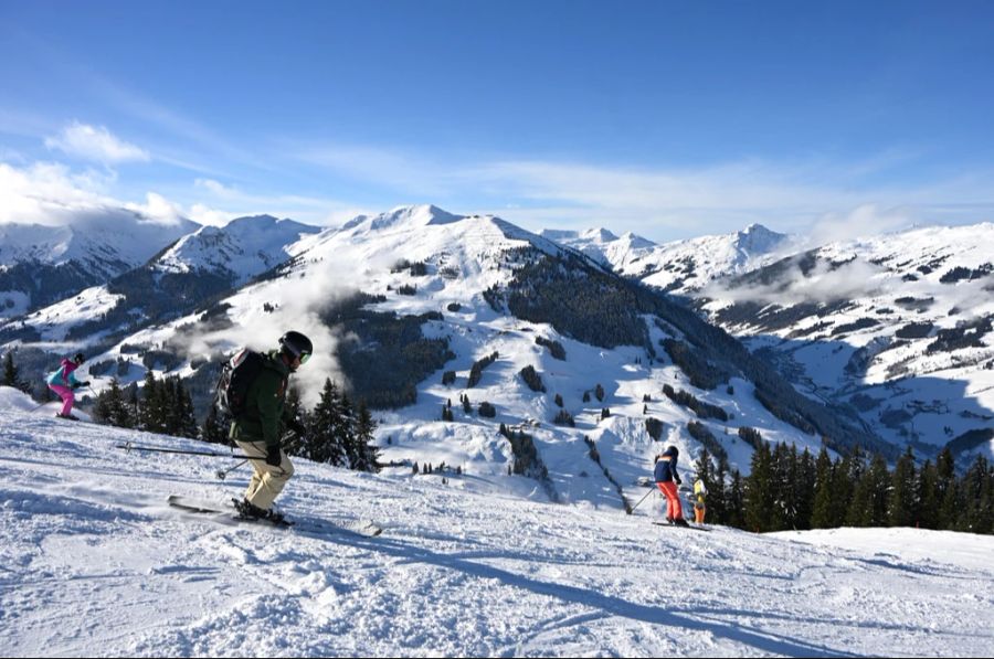 Es ist nämlich nicht nur sonnig auf der Piste, auch die Schneeverhältnisse sind gut.