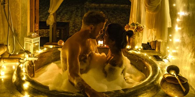 Paar Badewanne Lichterkette Romantik