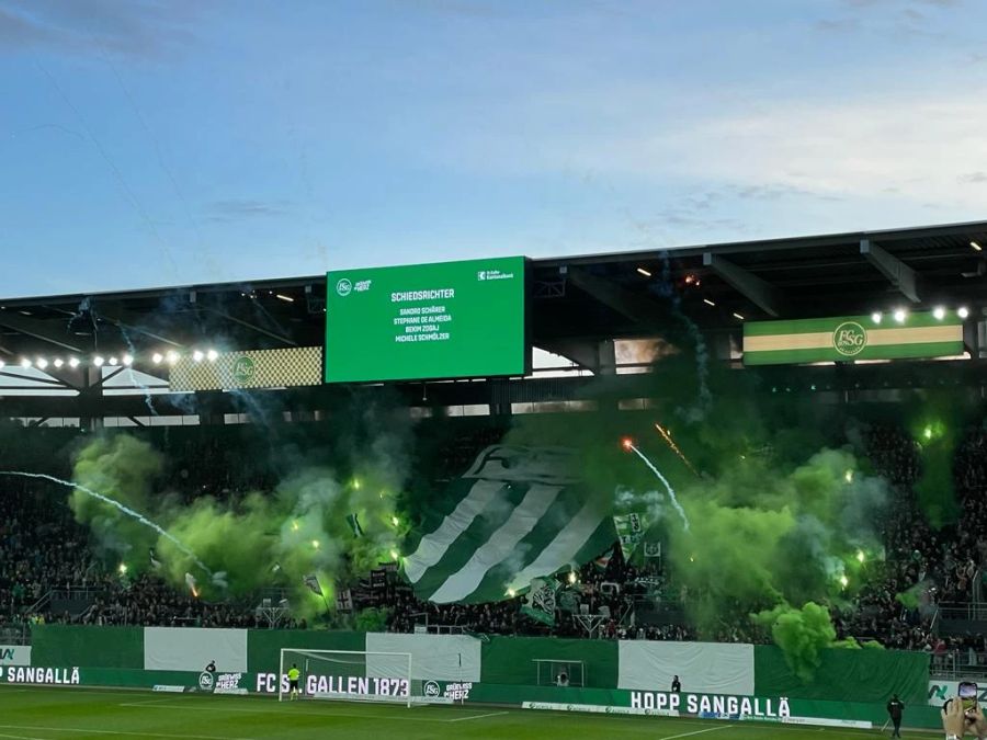 Schon vor dem Spiel herrscht beste Stimmung im Kybunpark: Die Fans des FC St.Gallen zünden ein Feuerwerk.