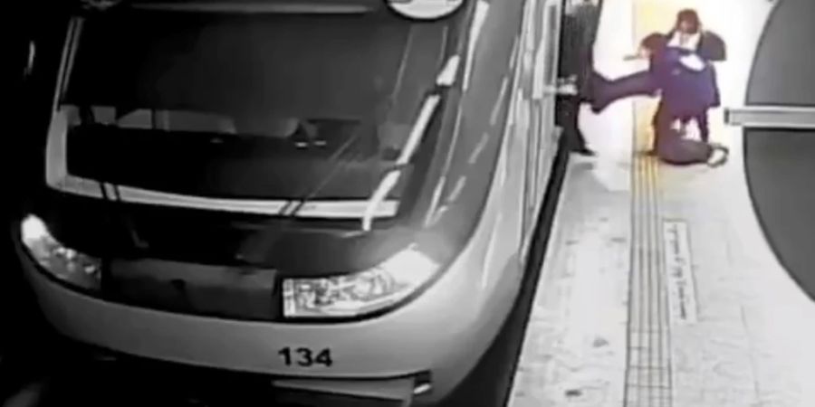 HANDOUT - Auf diesem Videostandbild eines vom iranischen Staatsfernsehen ausgestrahlten Überwachungsvideos ziehen Frauen die 16-jährige Armita Garawand aus einem Waggon der Teheraner Metro. Foto: Uncredited/Iranian state television/AP/dpa - ACHTUNG: Nur zur redaktionellen Verwendung und nur mit vollständiger Nennung des vorstehenden Credits