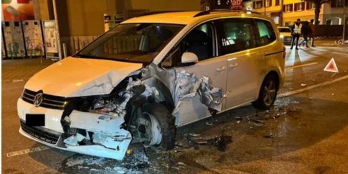 Dornach SO - Betrunkener Autofahrer prallt in Linienbus