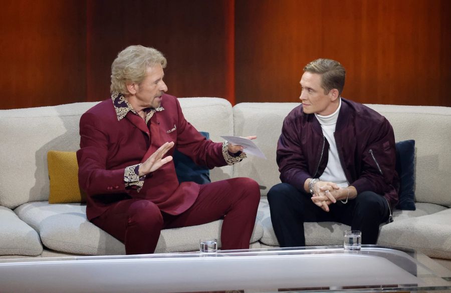 Moderator Thomas Gottschalk (l) unterhält sich bei der ZDF-Show "Wetten, dass..?" mit dem Schauspieler Matthias Schweighöfer.