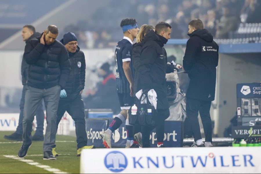 FC Luzerns Ardon Jashari muss verletzt vom Feld.