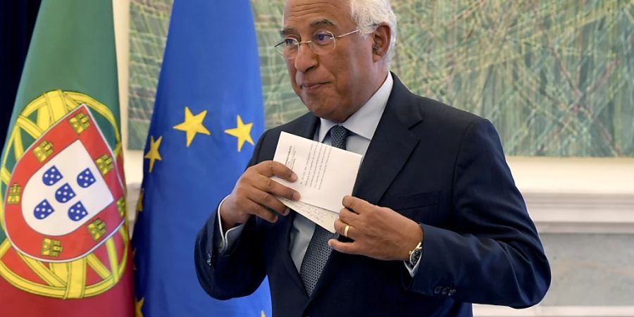 Antonio Costa, Ministerpräsident von Portugal, verlässt das Gebäude nach einer Pressekonferenz. Der portugiesische Regierungschef hat überraschend seinen Rücktritt eingereicht. Foto: Ana Brigida/AP/dpa
