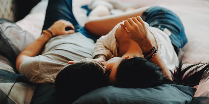 mann und frau im bett kuscheln
