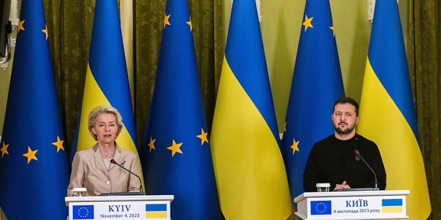 ARCHIV - Ursula von der Leyen (l), Präsidentin der Europäischen Kommission, und Wolodymyr Selenskyj, Präsident der Ukraine, geben eine gemeinsame Pressekonferenz. Foto: Philipp von Ditfurth/dpa-ENR-Pool/dpa