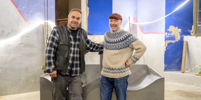 Markus Graf und Gabriel Mazenauer präsentieren stolz ihren Brunnen für die Schlossbadi Frauenfeld. Schlossbadi Frauenfeld
