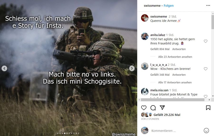 Statt sich zu konzentrieren machen die Soldatinnen Fotos für Instagram.