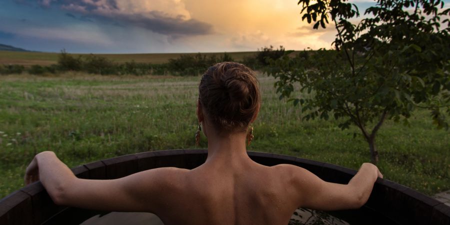 whirlpool, Frau geniesst aussicht