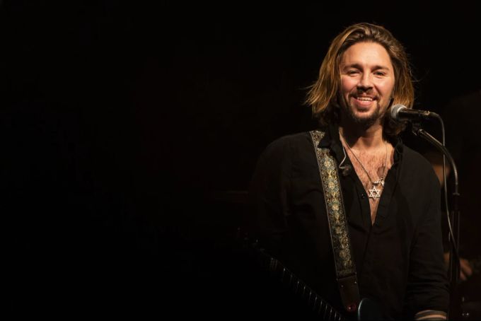 Gil Ofarim trägt den Davidstern bei einem Konzert. Ofarim