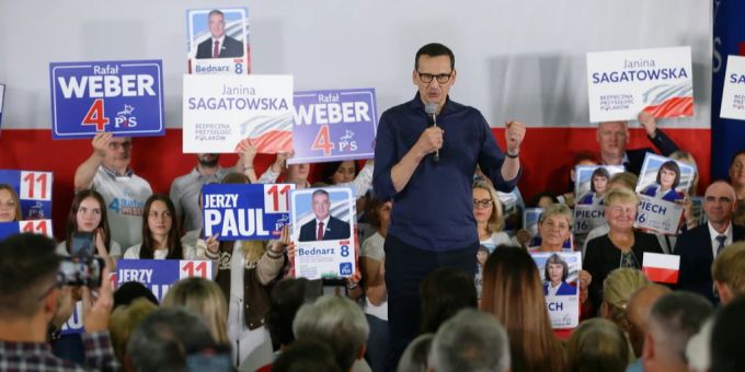 Am 15. Oktober sind parlamentarische Wahlen in Polen. Hier hält der aktuelle Präsident Mateusz Morawiecki eine Rede. polen wahlen