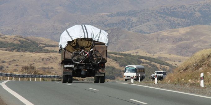 Ein vollbepackter Lastwagen mit Sachen von Flüchtlingen aus Berg-Karabach ist in den Serpentinen des Südkaukasus unterwegs. Flüchtlingsdrama in Armenien