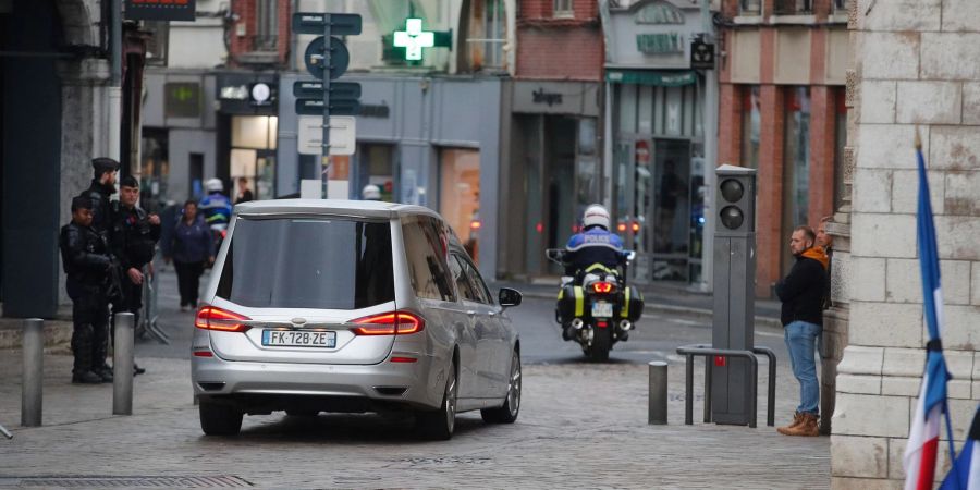 Der Leichenwagen mit dem Sarg des getöteten französischen Lehrers folgt einer Polizeieskorte.