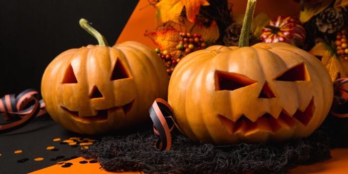 Stimmungsvolle Deko ist ein Muss bei einer Party zum Thema Halloween. Deko, Halloween, Kürbis