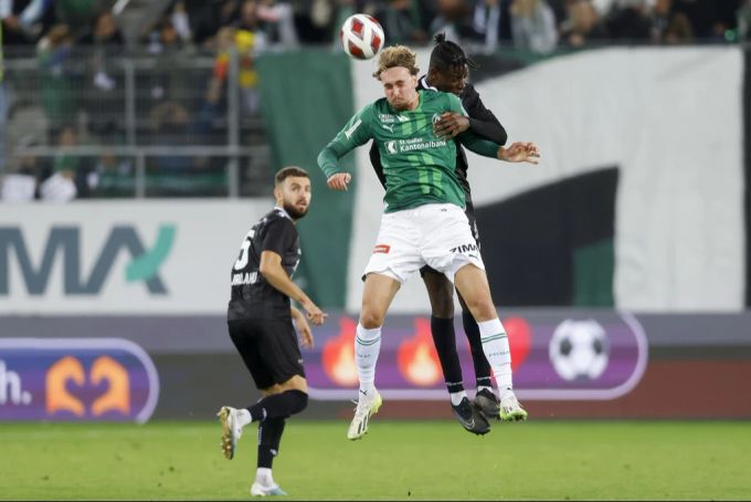 St.Gallens Nikolaj Möller im Kopfballduell mit SLO-Verteidiger Sahmkou Camara. Nikolaj Möller