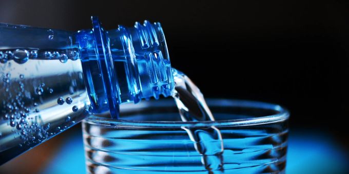 Forscher können Trinkwasser aus Meerwasser herstellen. Trinkwasser