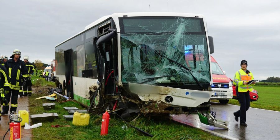 Der schwer beschädigte Schulbus nach dem Unfall mit mehreren Verletzten in Bad Waldsee.