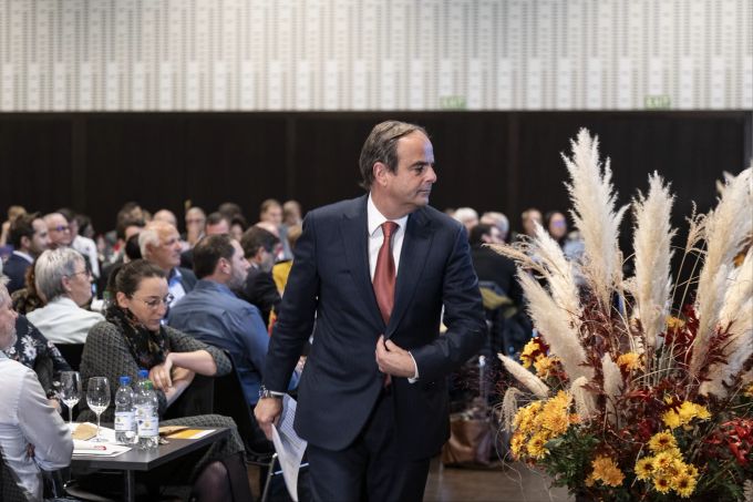 Gerhard Pfister, Praesident die Mitte Schweiz, spricht an deren Delegiertenversammlung, am Samstag, 11. November 2023, in Thun. (KEYSTONE/Peter Schneider gerhard pfister