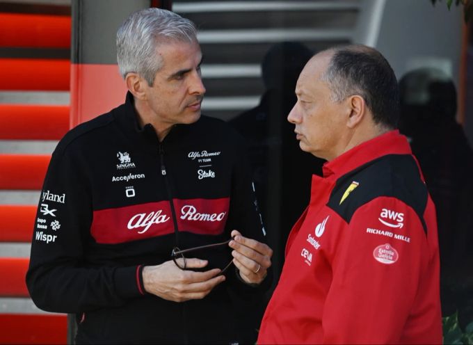 Alessandro Alunni Bravi (Alfa Romeo Sauber) im Gespräch mit Frederic Vasseur (Ferrari). Alessandro Alunni Bravi Sauber