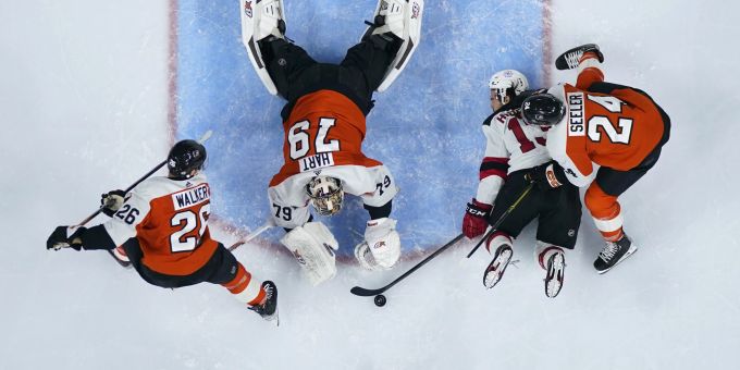 Schweizer Action in der NHL: Nico Hischier liegt gegen die Philadelphia Flyers im Torraum. Nico Hischier NHL