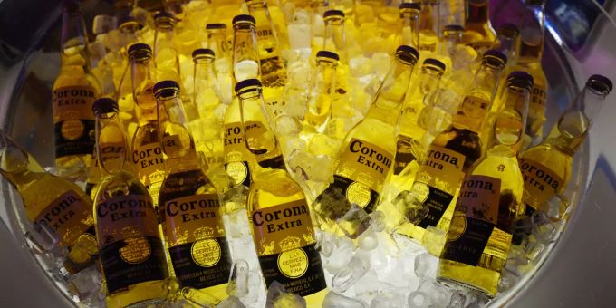 ARCHIV - 14.01.2013, Berlin: Eisgekühlt liegen Flaschen mit mexikanischem Corona Bier in einem Bottich. Der weltgrösste Bierbrauer AB Inbev mit Marken wie Beck's, Budweiser und Corona hat seine Prognose wegen der weltweiten Viruskrise zurückgezogen. (zu dpa "Beck's-Brauer AB Inbev kassiert Prognose") Foto: Jens Kalaene/dpa-Zentralbild/dpa +++ dpa-Bildfunk +++ Coronavirus - Corona Bier