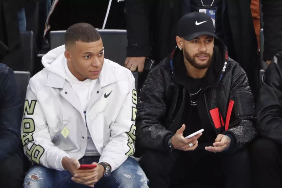 Die PSG-Superstars Kylian Mbappé (l.) und Neymar (r.) bangen um ihre Teilnahme an Olympia.