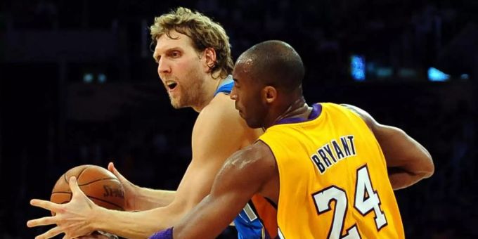 Dirk Nowitzki im Duell mit Lakers-Legende Kobe Bryant. Die Beziehung der beiden Superstars war von gegenseitigem Respekt geprägt. Foto: Mike Nelson/EPA/dpa Dirk Nowitzki im Duell mit Lakers-Legende Kobe Bryant. Die Beziehung der beiden Superstars war von gegenseitigem Respekt geprägt. Foto: Mike Nelson/EPA/dpa