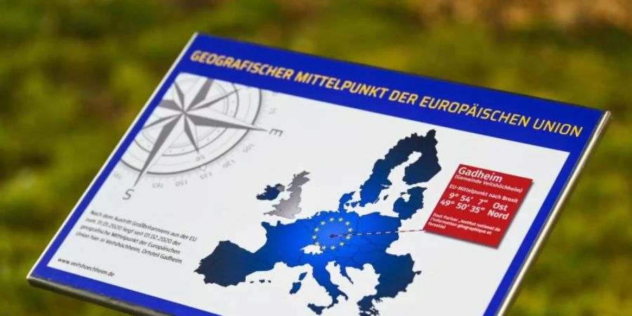 Ein Feld in Gadheim in Unterfranken ist der geografische Mittelpunkt der neuen Europäischen Union. Foto: Nicolas Armer/dpa