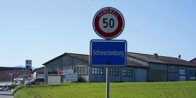 In Gantrisch und dem Gürbetal wurden 16 weisse und blaue Ortstafeln gestohlen. Das Schild von Schwarzenburg blieb verschont. ortsschild schwarzenburg