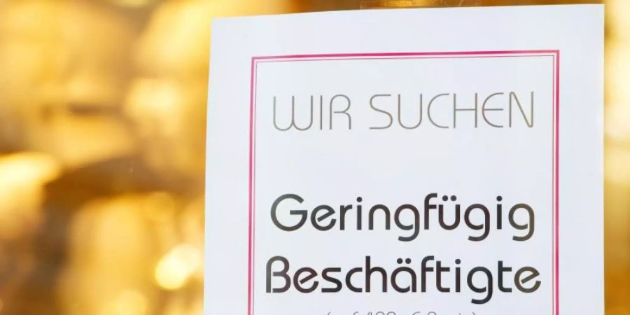 Geringfügig Beschäftigte gesucht: Eine Stellenanzeige für einen Minijob auf 400 Euro Basis klebt im Schaufenster eines Textilgeschäfts. Foto: Stefan Sauer/zb/dpa