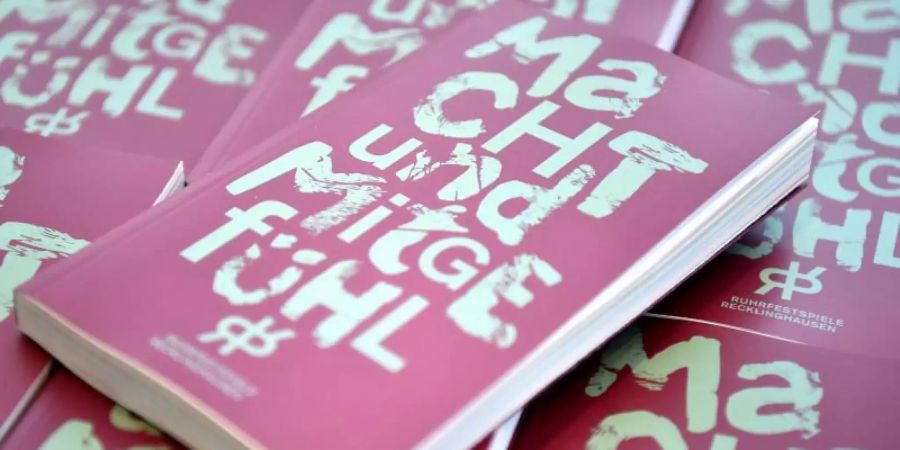 Programmhefte der Ruhrfestspiele mit der Losung für dieses Jahr: «Macht und Mitgefühl». Foto: Caroline Seidel/dpa