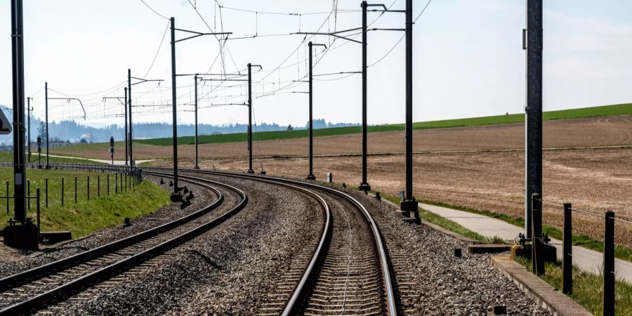 Die Testfahrten finden noch mit Fahrpersonal statt.