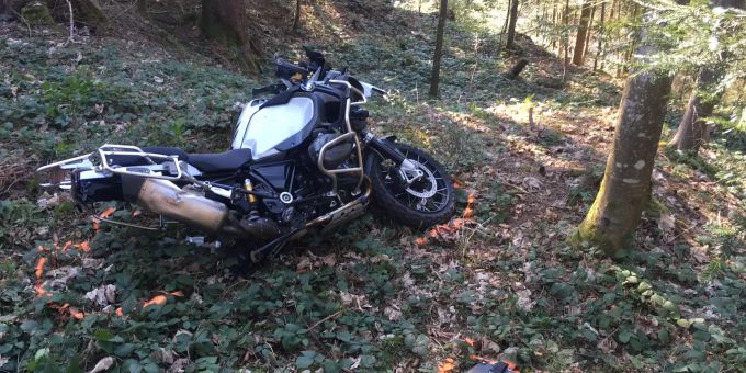 Der 44-jährige Töff-Fahrer wurde bei dem Unfall leicht verletzt. Motorrad