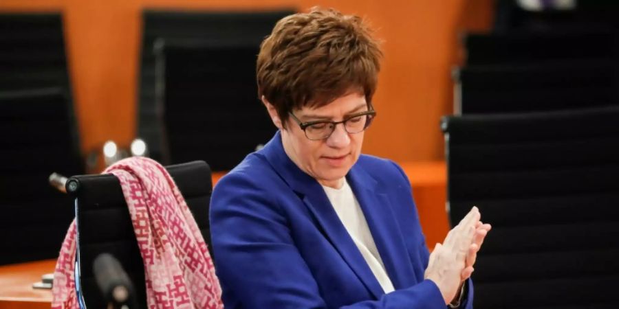 Noch sitzen die Haare: Ministerin AKK