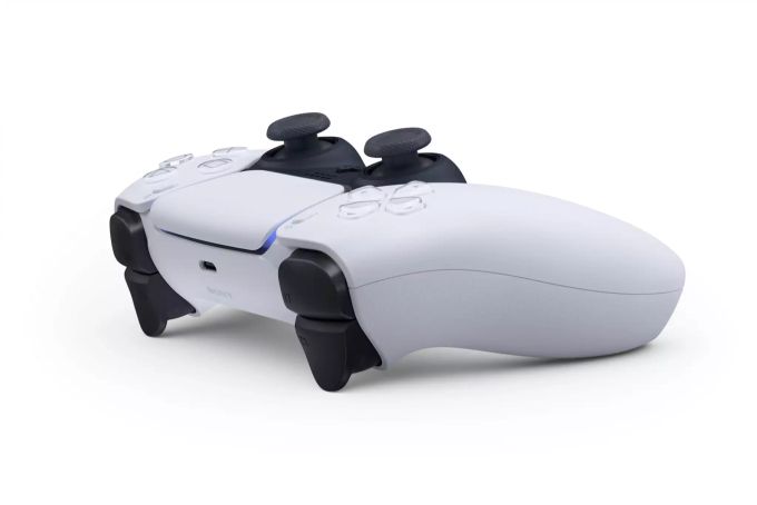 Der neue DualSense-Controller kommt mit neuartigen Triggern. PlayStation Sony