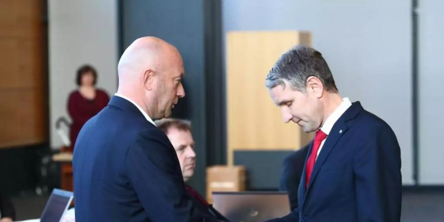 AfD Thüringen-Chef der AfD Björn Höcke (r) gratuliert dem Thomas Kemmerich (FDP) nach der Wahl. Foto: Bodo Schackow/dpa-Zentralbild/dpa