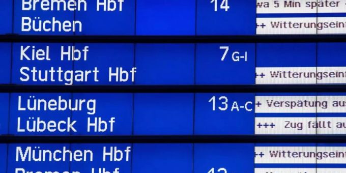 Auf einer Anzeigetafel im Hamburger Hauptbahnhof werden Verspätungen durch Witterungseinflüsse angezeigt. Foto: Daniel Bockwoldt/dpa Auf einer Anzeigetafel im Hamburger Hauptbahnhof werden Verspätungen durch Witterungseinflüsse angezeigt. Foto: Daniel Bockwoldt/dpa