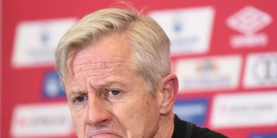 Nürnbergs Trainer Jens Keller äussert sich nicht nur zur Niederlage. Foto: Nicolas Armer/dpa