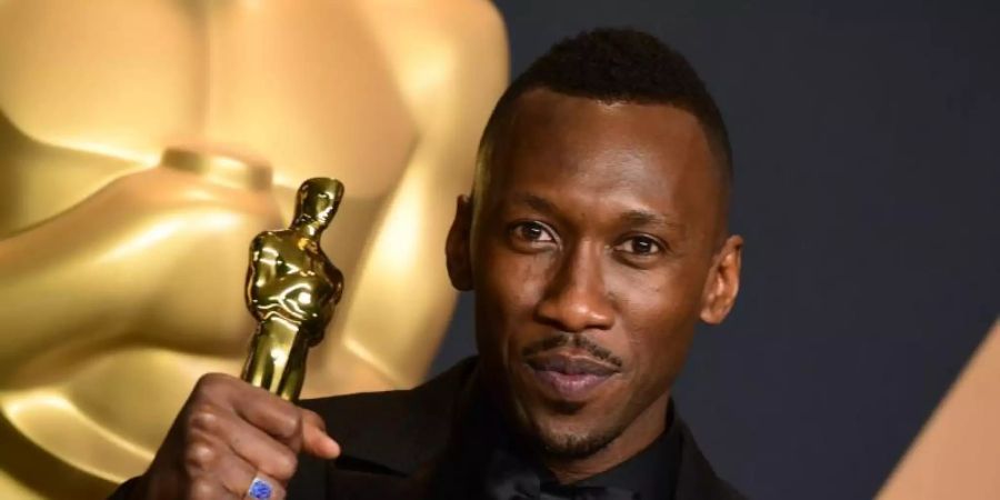 Mahershala Ali mit seinem Oscar für «Moonlight». Foto: Ian West/Press Association/dpa