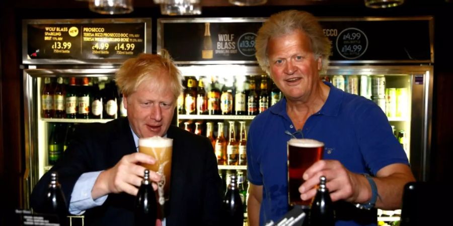 Britischer Premier Johnson (l.) in einem Pub