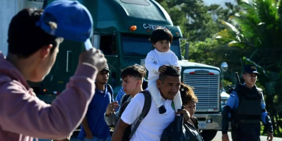 Migranten aus Honduras überqueren Grenze zu Guatemala