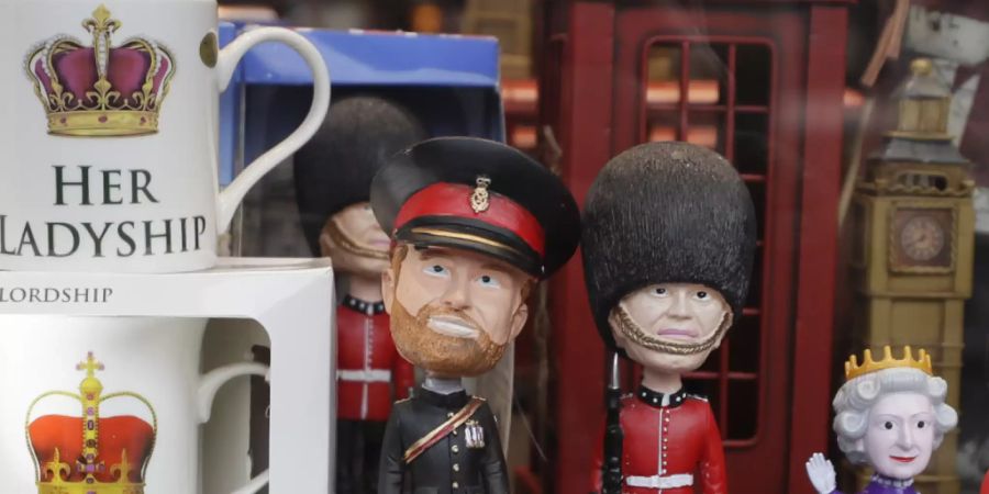 Der in der Mitte verabschiedet sich ins Privatleben: Souvenirfiguren in einem Londoner Schaufenster-