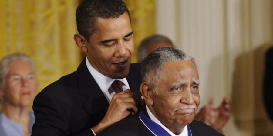 Der Bürgerrechtler Joseph E. Lowery erhält von dem damaligen US-Präsidenten Barack Obama im August 2009 die höchste zivile Auszeichnung der USA, die Presidential Medal of Freedom. Foto: epa Thew/epa/dpa