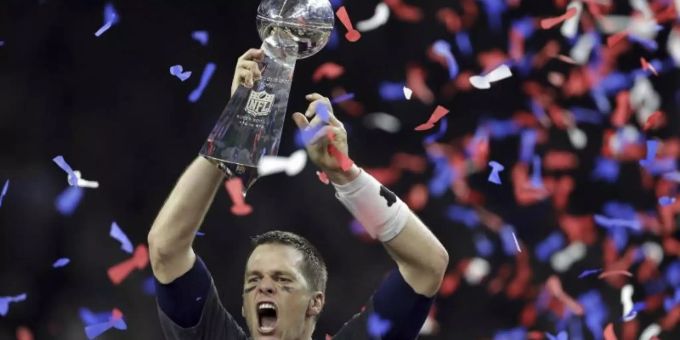 Tom Brady jubelt nach dem Sieg seiner New England Patriots im Super Bowl gegen Atlanta mit dem Pokal. Foto: Darron Cummings/AP/dpa Tom Brady jubelt nach dem Sieg seiner New England Patriots im Super Bowl gegen Atlanta mit dem Pokal. Foto: Darron Cummings/AP/dpa
