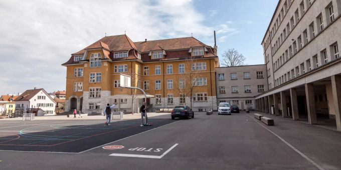 Schulhaus Zentral in Dietikon. Schulhaus Zentral in Dietikon.